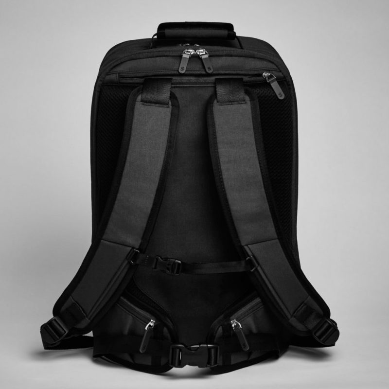 Shoulder straps and waist strap of Stolt running commuter backpack
