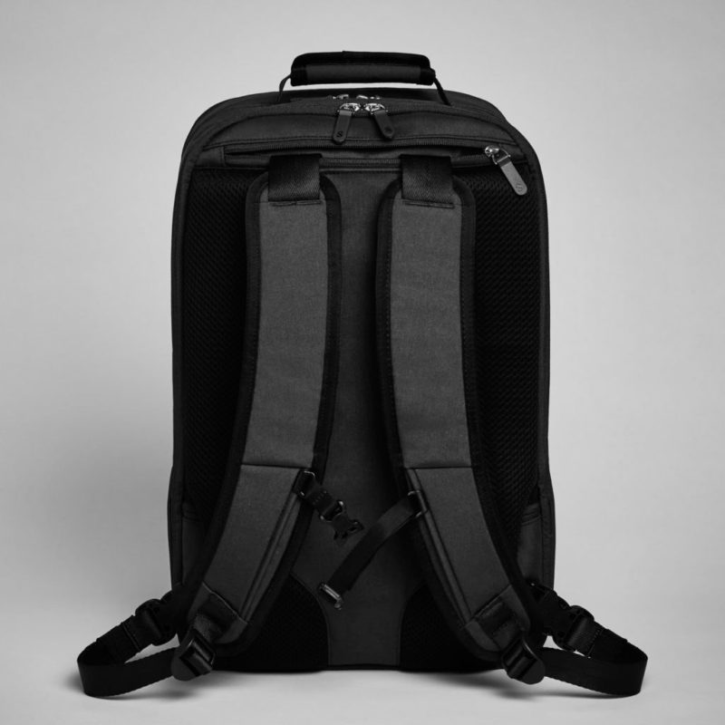 Shoulder straps of Stolt running commuter backpack